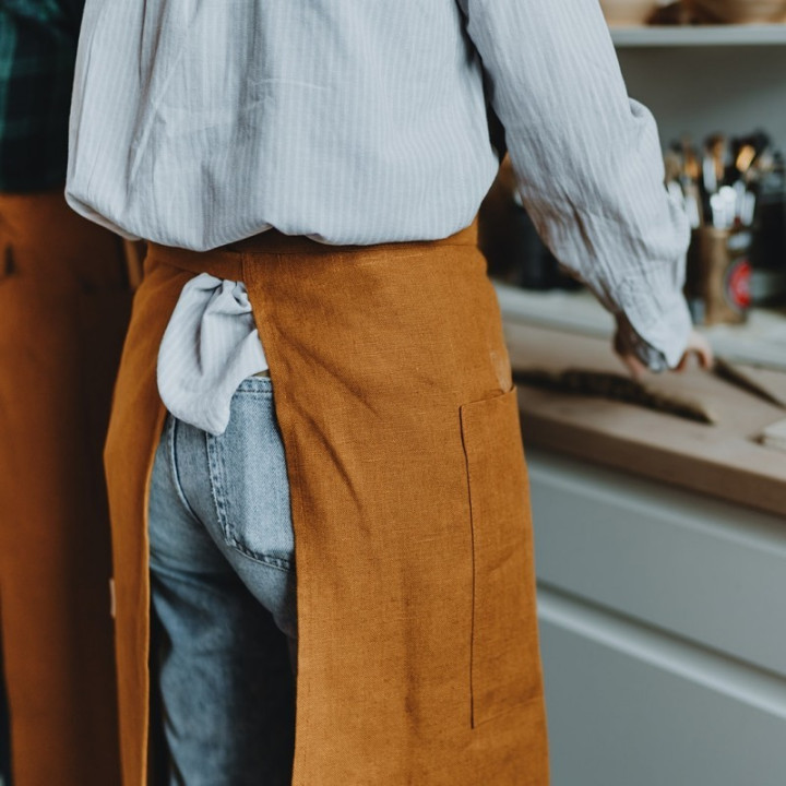 Apron for ceramics II-by Lennea