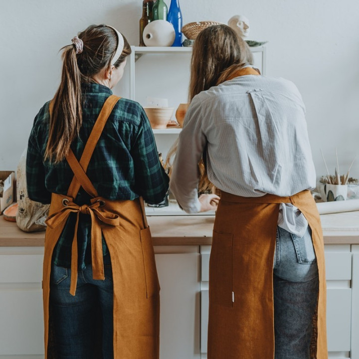 Apron for ceramics II-by Lennea