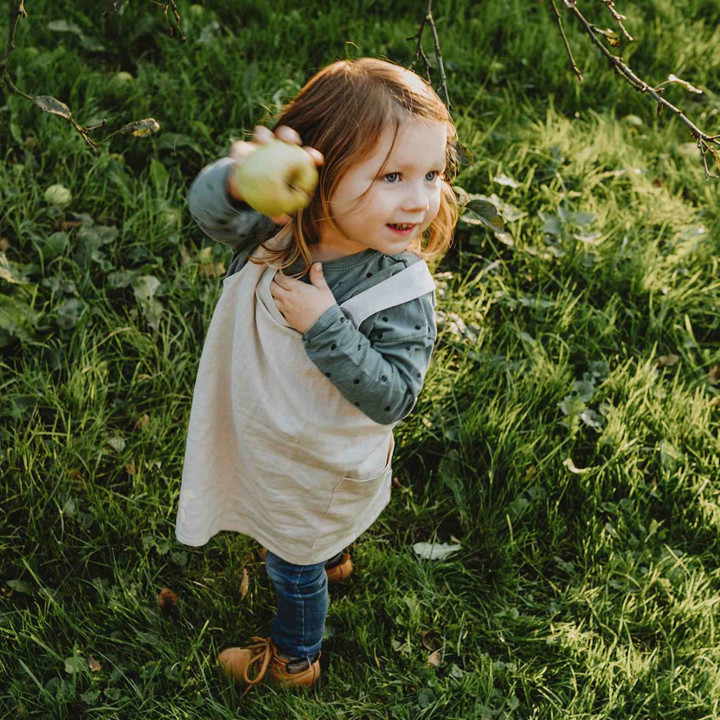 Lotta children's apron (natural) - with suspenders