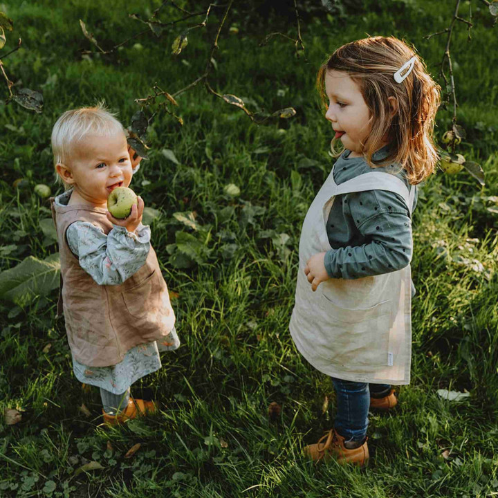 Lotta children's apron (natural) - with suspenders