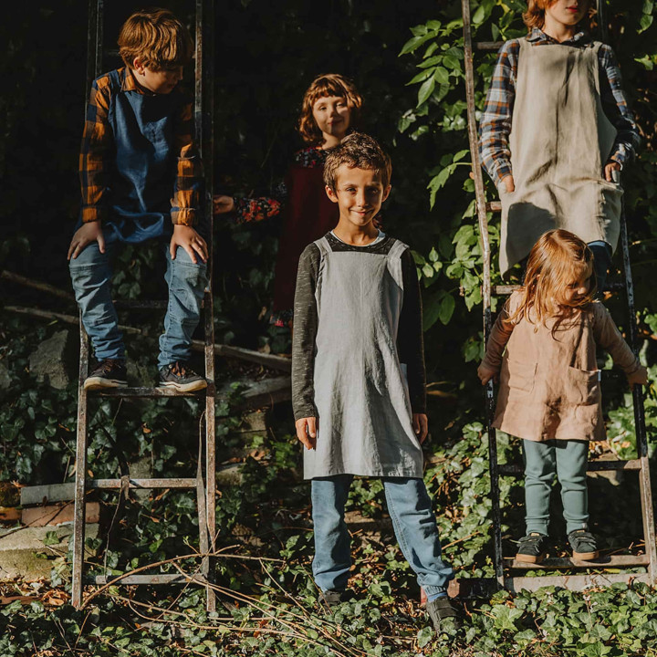 Lotta children's apron (ash grey) - with braces