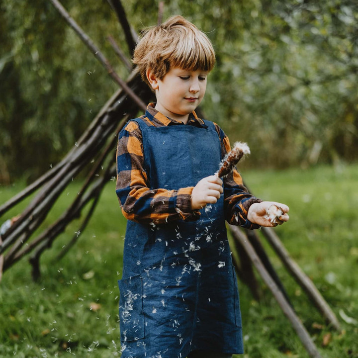 Lotta children's apron (indigo) - with braces