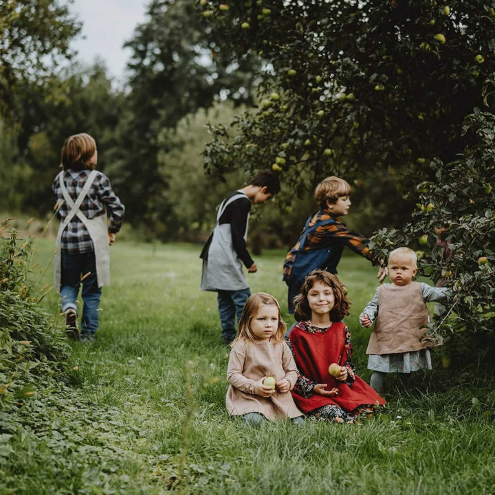 Lotta children's apron (natural heavy) - with braces