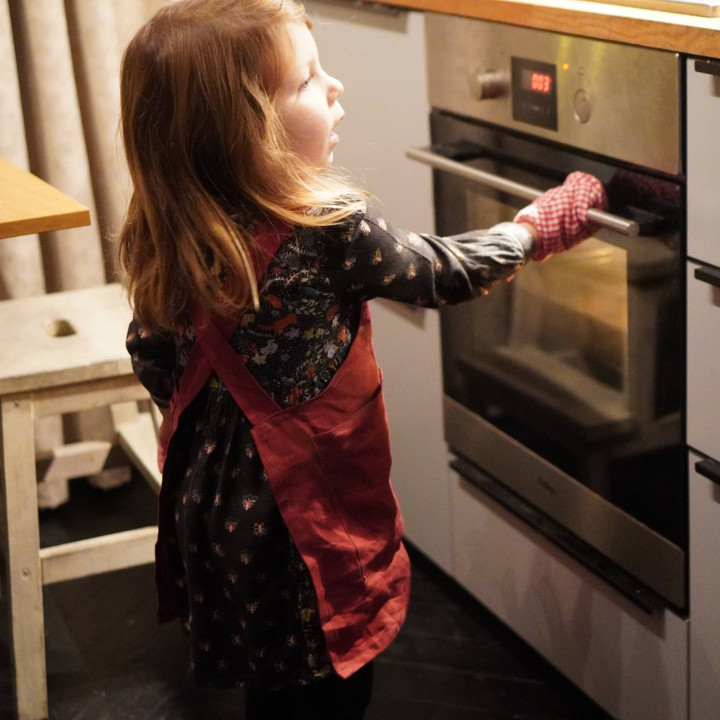 Lotta children's apron (cherry)-with braces