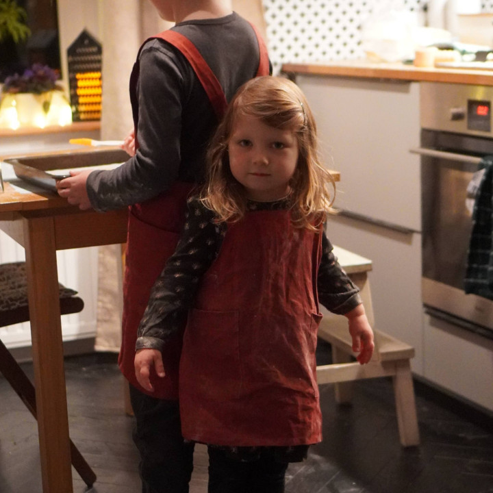 Lotta children's apron (cherry)-with braces