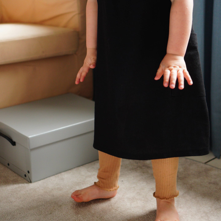 Lotta children's apron (black) - with braces