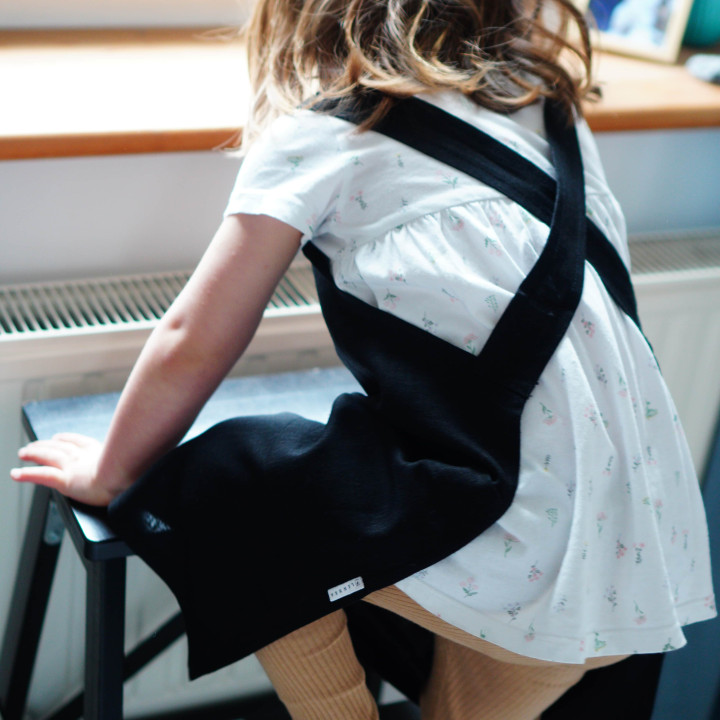 Lotta children's apron (black) - with braces