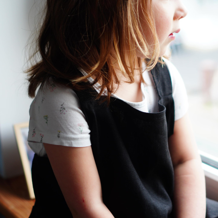 Lotta children's apron (black) - with braces