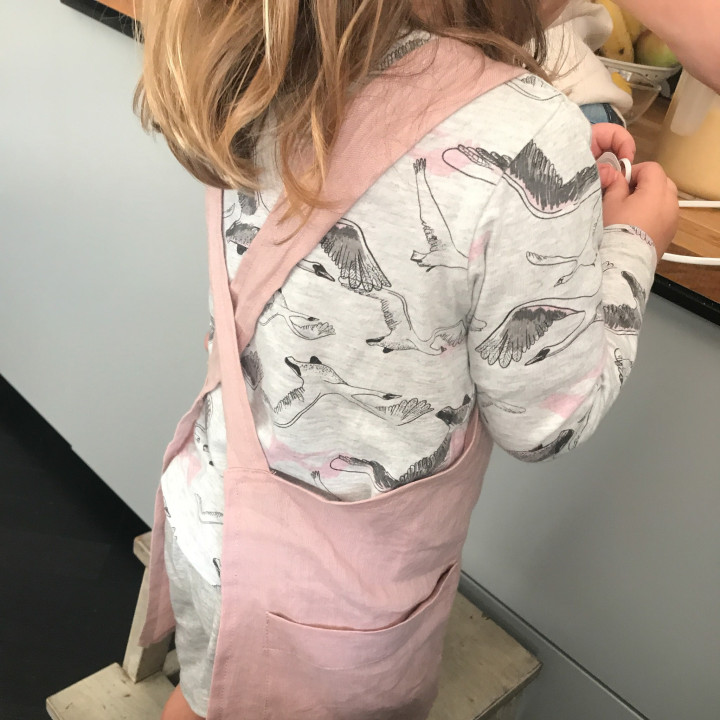 Lotta children's apron (powder pink)