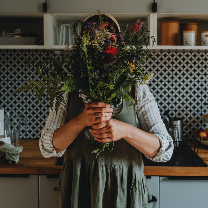 Mia dress apron in olive - 100% linen