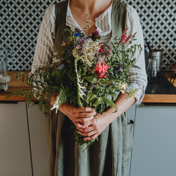 Mia dress apron in olive - 100% linen