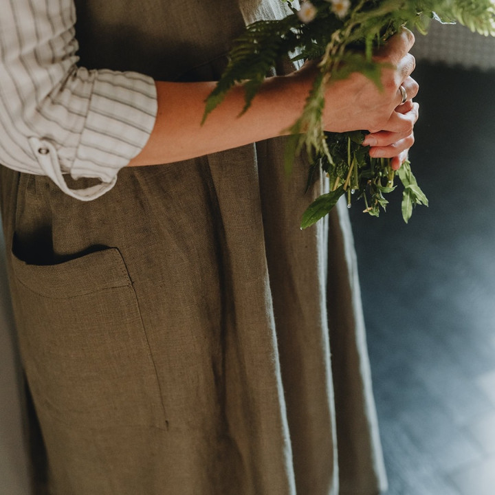 Mia dress apron in olive - 100% linen